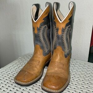 Kids Cody James cowboy boots. Size 13
